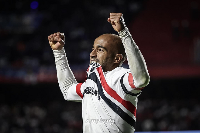 상파울루 루카스 모우라가 30일 코파 리베스타도레스 텔레스전에서 골을 넣고 세리머니하고 있다. 모우라 SNS