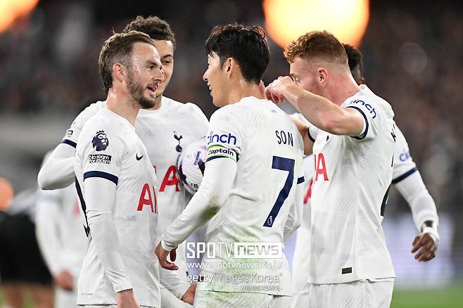 ▲ 손흥민이 일단은 토트넘과 동행을 이어간다. 기존 계약은 2025년에 끝나지만, 토트넘이 1년 연장 옵션을 발동하기로 했다. 손흥민은 해리 케인까지 떠났던 이번 시즌 개인 통산 3번째 10골-10도움과 토트넘 역대 득점 5위, 프리미어리그 이달의 선수 4회 수상을 해냈다. 리버풀전에선 프리미어리그 통산 120호골을 달성하며 리버풀 전설 스티븐 제라드와 타이기록을 만들었다. 하지만 토트넘은 손흥민의 분투에도 후반기 막판 잡아야 할 경기들을 놓치면서 4위 애스턴 빌라를 넘지 못했고, 유럽축구연맹(UEFA) 챔피언스리그 진출에 실패했다