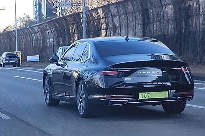 연두색 번호판을 장착한 G90