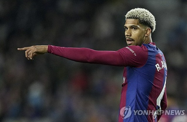 김민재가 뛰는 독일 최고 명문 바이에른 뮌헨이 30일 38살의 젊은 감독 뱅상 콤파니를 사령탑으로 임명했다. 그런 가운데 독일 최고 축구전문지 키커는 뮌헨이 300억원을 받는 고액 연봉자 정리에 들어갔다면서 대상은 총 6명이라고 소개했다. 요수아 키미히, 레온 고레츠카, 킹슬리 코망, 시르주 그나브리, 다요 우파메카노, 레리오 자네 등이 해당 선수들로 꼽히며 김민재는 포함되지 않은 것으로 보인다. 김민재는 다음 시즌 콤파니 감독 체제에서 주전을 위한 도전을 계속하게 됐다. 뮌헨이 추진하던 바르셀로나 센터백 로날드 아라우호(사진)가 잔류할 가능성이 높다는 반가운 소식도 나왔다. 연합뉴스