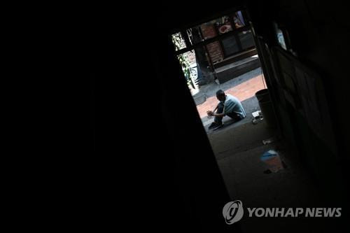 불볕더위 속에서 동자동 주민이 그늘에 앉아있다 [연합뉴스 자료사진]