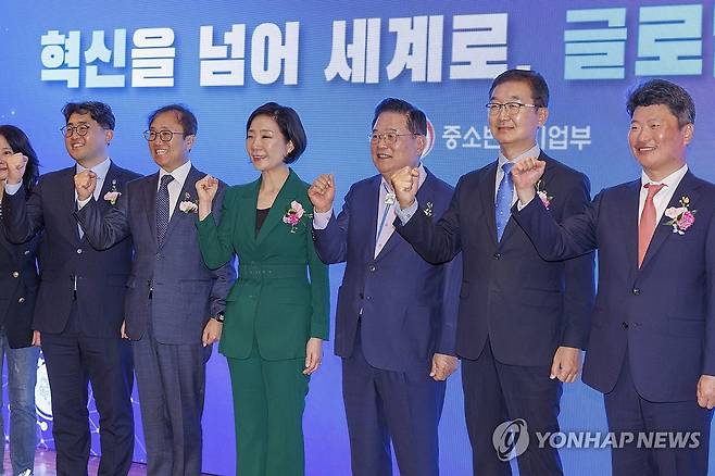 2024 글로벌 혁신특구 출범 (서울=연합뉴스) 황광모 기자 = 오영주 중소벤처기업부 장관(왼쪽 세 번째부터), 우동기 지방시대위원회 위원장을 비롯한 내빈들이 21일 오후 서울 중구 롯데호텔에서 열린 2024 글로벌 혁신 특구 출범식에서 출범 의식을 마친 뒤 파이팅을 외치고 있다. 2024.5.21 hkmpooh@yna.co.kr