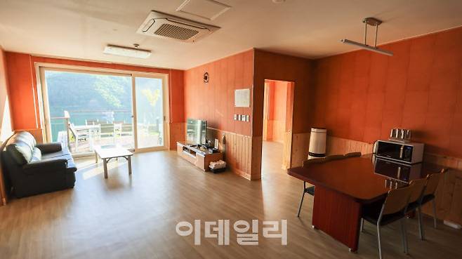 소백산생태탐방원 생활관 중 8인실 거실