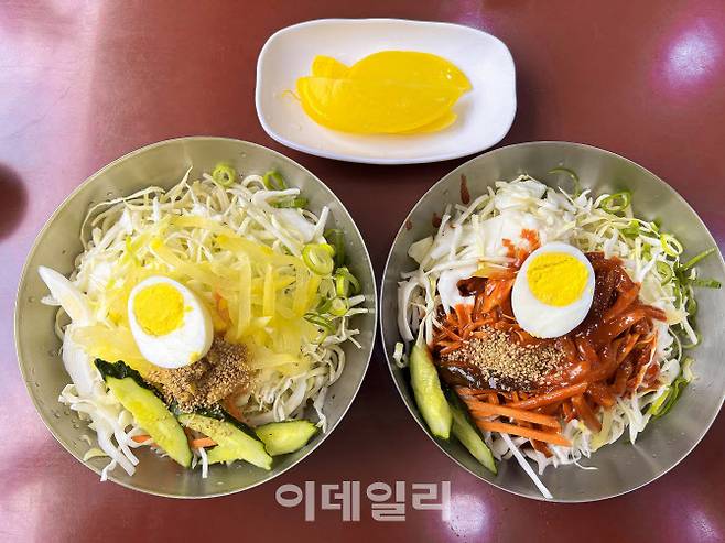 영주 중앙분식의 간장 쫄면과 매운 쫄면.