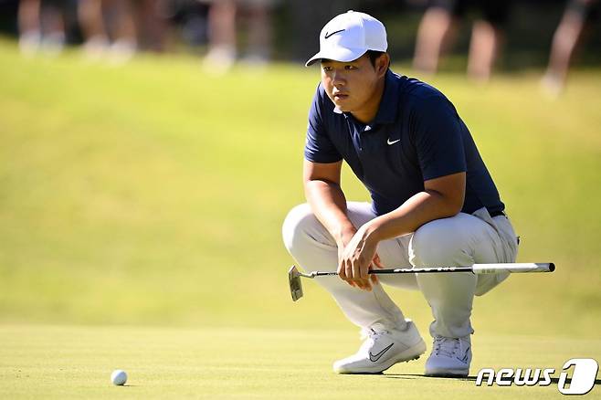 김주형이 15일(현지시간) 네바다주 라스베이거스의 TPC 서머린에서 열린 PGA 투어 슈라이너스 칠드런스 오픈 마지막 날 8번 홀서 퍼트를 준비하고 있다. 2023.10.16 ⓒ AFP=뉴스1 ⓒ News1 우동명 기자