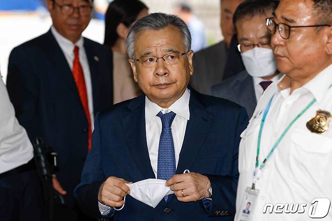 이른바 '가짜 수산업자'에게 뇌물 받은 혐의로 기소된 박영수 전 특별검사. (공동취재) 2023.7.11/뉴스1 ⓒ News1 허경 기자