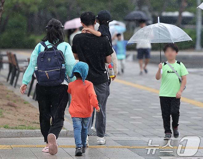 오후 서울 용산구 전쟁기념관에서 우산을 챙기지 못한 외국인 관광객들이 급하게 발걸음을 옮기고 있다. 2024.5.26/뉴스1 ⓒ News1 김진환 기자