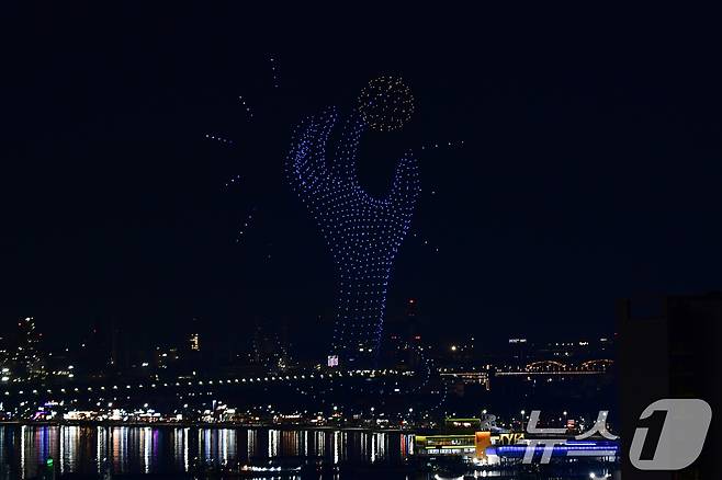 '2024 포항국제불빛축제'를 맞아 1000대의 드론이 호미곶 상생의 손을 만들고 있다. 2024.5.31/뉴스1 ⓒ News1 최창호 기자