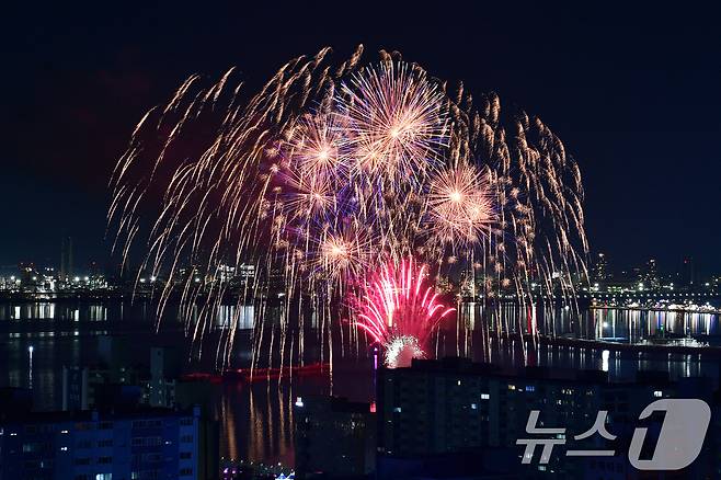 2024 포항국제불빛축제 첫날인 31일 북구 영일대해수욕장 상공에서 불꾳쇼가 펼쳐지고 있다. 2024.5.31/뉴스1 ⓒ News1 최창호 기자