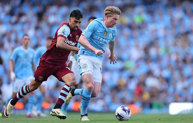 epa11353437 West Ham's Lucas Paqueta (L) and Manchester City's Kevin De Bruyne (R) in action during the English Premier League soccer match of Manchester City against West Ham United, in Manchester, Britain, 19 May 2024.  EPA/ASH ALLEN EDITORIAL USE ONLY. No use with unauthorized audio, video, data, fixture lists, club/league logos, 'live' services or NFTs. Online in-match use limited to 120 images, no video emulation. No use in betting, games or single club/league/player publications.<저작권자(c) 연합뉴스, 무단 전재-재배포, AI 학습 및 활용 금지>