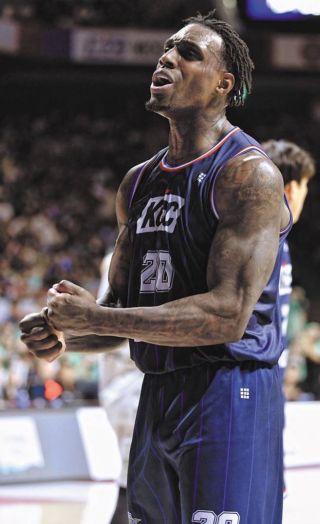 KCC 라건아는 한국 국가대표 주장이지만 다음 시즌부터는 '외국 선수'로 분류되면서 한국에서 그의 모습을 볼 수 없을 가능성이 커졌다. /KBL