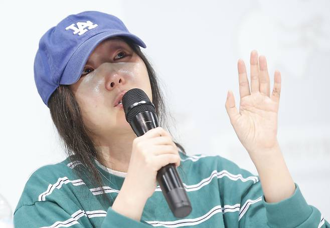 그룹 뉴진스의 소속사 어도어의 민희진 대표가 지난달 25일 서울 서초구 한국컨퍼런스센터에서 하이브 경영권 탈취 시도와 관련한 배임 의혹 관련 입장을 밝히는 긴급기자회견을 갖고 있다. /뉴스1