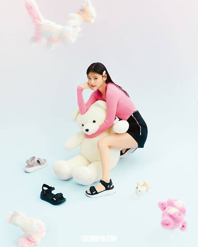 카디건 Porta. 쇼츠 Alexander Wang. 헤어핀 Fruta. 귀고리 Haesoo.L. 반지 Numbering. 폰 스트랩 casetify.