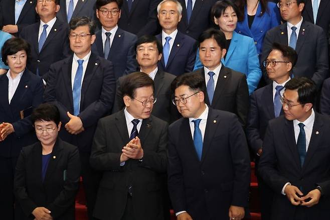 더불어민주당 이재명 대표와 박찬대 원내대표가 30일 오후 국회본청 로텐더홀 계단에서 열린 22대 국회 첫 의원총회에서 대화하고 있다. ⓒ연합뉴스