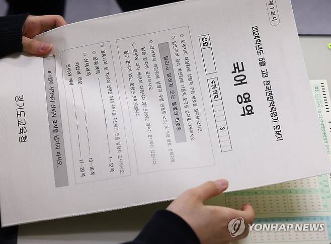 2024학년도 5월 고3 전국연합학력평가가 실시된 지난 8일 오전 경기도 수원의 한 고등학교에서 3학년 학생들이 시험을 준비하고 있다. ⓒ연합뉴스