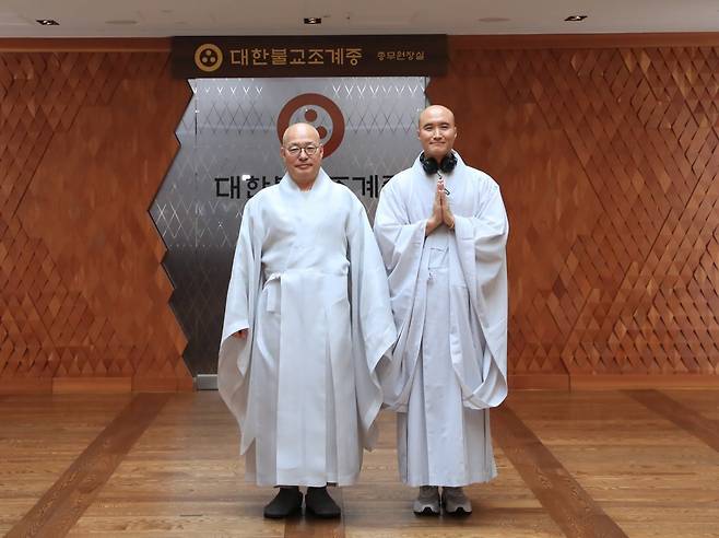 ‘뉴진스님’ 개그맨 윤성호가 지난달 30일 오전 서울 종로구 한국불교역사문화기념관에서 대한불교조계종 총무원장 진우스님을 예방하며 기념촬영을 하고 있다. 진우스님은 “젊은이들에게 새로운 불교, 젊은 불교를 알리는 데에 뉴진스님이 큰 역할을 해줘서 고맙다”며 합장주와 디제잉 헤드셋을 선물했다. (대한불교조계종 제공) 뉴스1