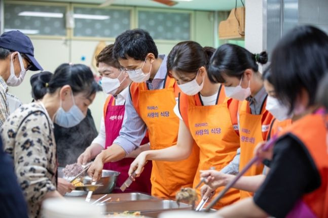 지난 5월 30일 서울 서초구 방배동 까리따스 사랑의식당에서 임직원들이 배식 봉사활동을 진행하고 있다. 호반그룹 제공