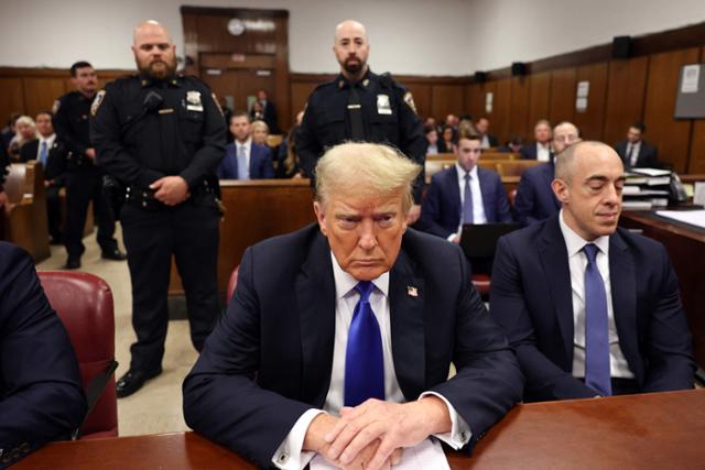 트럼프 전 대통령이 30일 '성추문 입막음 돈' 형사재판 배심원 평결을 앞두고 뉴욕 맨해튼 형사법원에 앉아 있다. AFP 연합뉴스