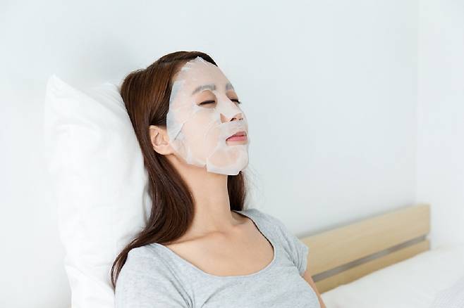 화장을 지우지 않고 잤다면 다음 날 수분 보충을 위해 마스크 팩을 올려두면 도움이 된다./사진=클립아트코리아