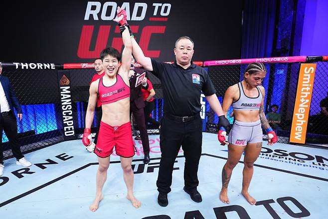 중국 파이터 왕충(왼쪽)이 로드 투 UFC 시즌 3 출전자 중 처음으로 UFC와 계약했다. 사진=UFC