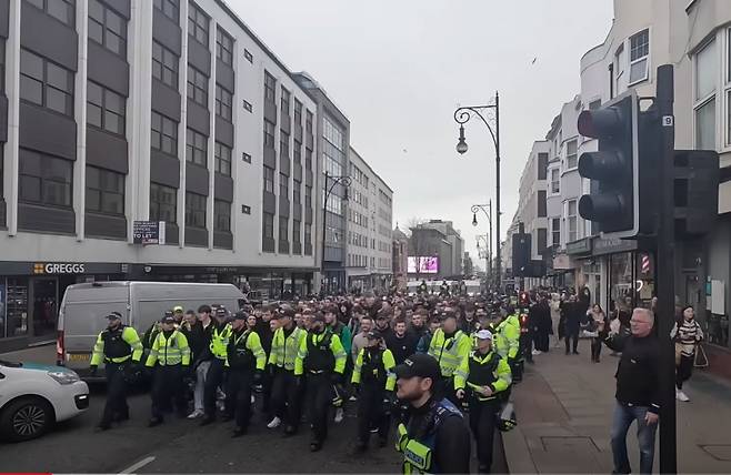 브라이튼 앤 호브 알비온과 크리스탈 팰리스는 오랜 라이벌 관계다. 사진은 2023년 2월 두 클럽의 경기에 앞서 브라이튼 경찰이 팰리스 팬을 에스코트하는 장면. 서섹스 뉴스 캡처