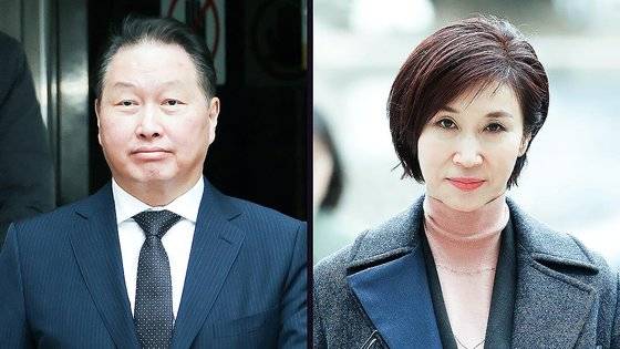 최태원 SK그룹 회장(왼쪽)이 지난 3월 12일 서울 서초구 고등법원에서 열린 노소영 아트센터 나비 관장과의 이혼 관련 항소심 변론기일을 마치고 차량으로 향하고 있다(공동취재). 오른쪽은 항소심 변론기일에 출석하는 노소영 아트센터 나비 관장. 뉴스1