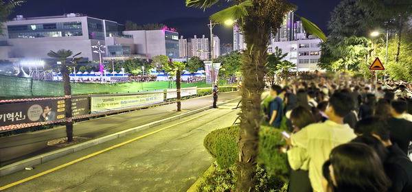 지난 28일 부산대 대동제 공연장에 가림막이 설치돼 있다. 이날 공연에는 최정상급 가수가 초청돼 많은 인파가 몰렸지만, 대부분 행사장에 입장하지 못하고 발길을 돌렸다.  독자 제공