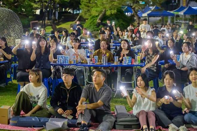 23일 교내 조각공원에서 대구보건대 남성희 총장이 재학생들과 ‘치킨업! 청춘페스티벌 시즌2’를 즐기고 있다. 대구보건대 제공