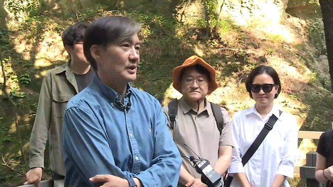 조국 조국혁신당 대표가 오늘(31일) 언론인과의 인왕산 둘레길 산책에 나선 모습. / 사진=MBN DB