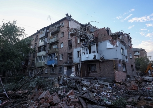 31일(현지시간) 우크라이나 하르키우 지역의 한 주거용 건물이 러시아군의 미사일 공습에 붕괴됐다. [로이터 = 연합뉴스]