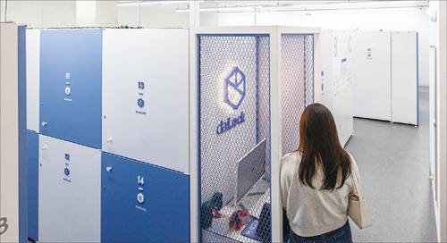 서울 마포구에 있는 ‘미니창고 다락 합정역’점에서 한 손님이 셀프스토리지 서비스를 이용하고 있다. (윤관식 기자)