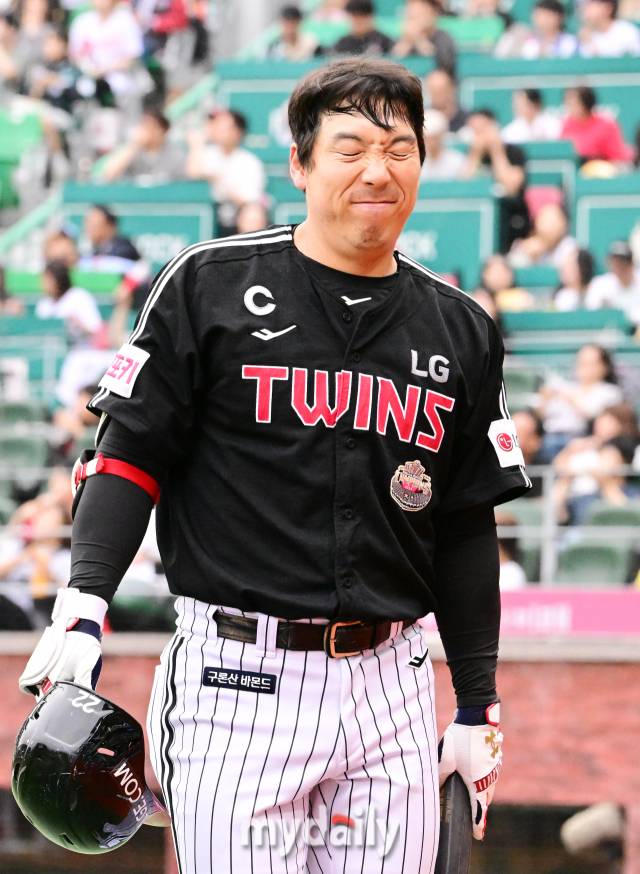 2024년 5월 30일 인천 SSG랜더스필드에서 진행된 '2024 신한 SOL 뱅크 KBO 리그' LG-SSG의 경기. LG 김현수가 1회초 1사 1루에서 삼진을 당한 뒤 아쉬워 하고 있다./마이데일리