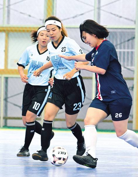 박지영 헤럴드경제 FC풋옵션 선수가 드리블을 하고 있다.