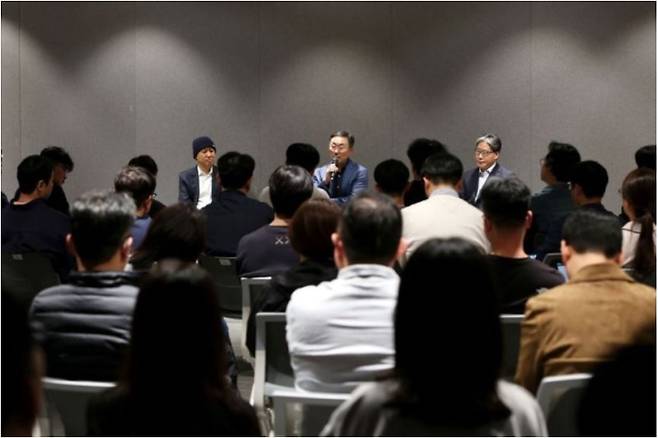 국내 대표 게임업체 엔씨소프트가 임직원들에게 권고사직에 대해 설명하고 있다. [엔씨소프트 제공]