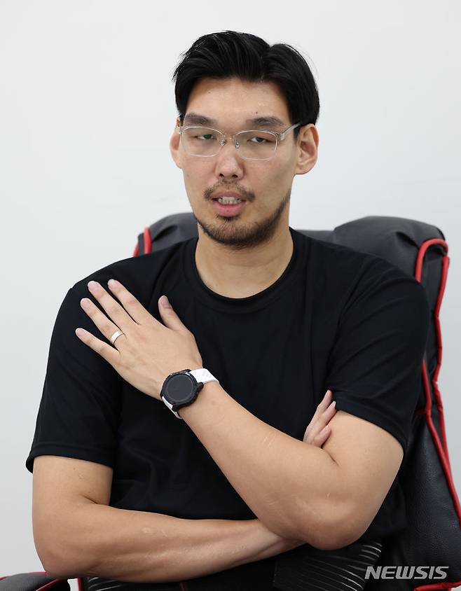 [서울=뉴시스] 김근수 기자 = 유튜버 하승진이 지난 24일 경기 과천시의 한 사무실에서 뉴시스와 인터뷰를 하고 있다. 2024.05.31. ks@newsis.com