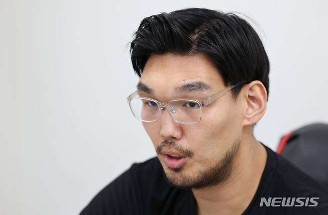 [서울=뉴시스] 김근수 기자 = 유튜버 하승진이 지난 24일 경기 과천시의 한 사무실에서 뉴시스와 인터뷰를 하고 있다. 2024.05.24. ks@newsis.com