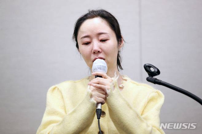 [서울=뉴시스] 김혜진 기자 = 민희진 어도어 대표가 31일 오후 서울 중구 한국프레스센터에서 열린 기자회견에서 어도어 임시주주총회에 대한 입장을 밝히고 있다.앞서 하이브는 민희진 대표가 어도어 경영권을 탈취하려는 계획을 세웠다고 보고 감사에 착수했고 그를 업무상 배임 혐의로 고발했다. 하이브는 이날 임시주주총회를 열어 민희진 대표를 비롯한 민희진 대표의 측근인 이사들을 해임하려했으나 30일 가처분 인용 결정으로 민희진 대표 해임에 대한 의결권을 행사하지 못하게 됐다. 이로써 민희진 대표는 유임이 확정됐고 민희진 대표 측 기존 어도어 이사 2명은 해임되면서 하이브 측 인사인 김주영 CHRO(최고인사책임자), 이재상 CSO(최고전략책임자), 이경준 CFO(최고재무책임자)를 새 사내이사로 선임했다. (공동취재) 2024.05.31. jini@newsis.com