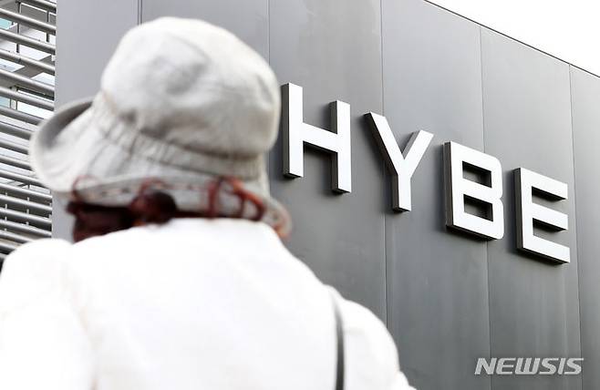 [서울=뉴시스] 김혜진 기자 = 걸그룹 뉴진스 소속사 어도어(ADOR) 민희진 대표가 하이브를 상대로 제기한 의결권 행사 금지 가처분 소송에 대한 결정이 나올 예정이다. 30일 법조계에 따르면, 서울중앙지법 민사합의50부(김상훈 수석부장판사)는 민희진 대표가 제기한 하이브 의결권 행사 금지 가처분 심리 결과를 이날 중 밝힐 가능성이 높다. 민 대표는 앞서 오는 31일 열리는 어도어 임시 주주총회(임총)에서 하이브가 자신을 해임하는 것을 막아달라며 소송을 제기했다. 하이브는 어도어 지분 80%를 가지고 있어 임총이 열리면, 민 대표를 해임할 수 있는 고유 권한을 가지고 있다. 사진은 30일 오전 서울 용산구 하이브 사옥. 2024.05.30. jini@newsis.com