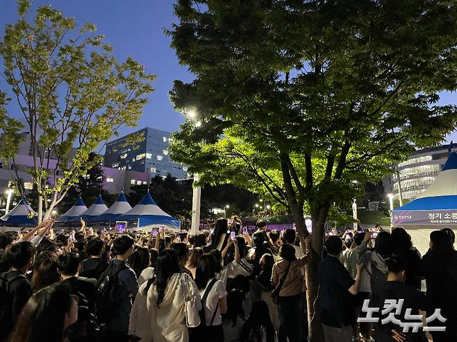 28일 열린 부산대학교 축제에서 공연장 쪽으로 외부인 출입이 불가능한 상황에서 인파가 몰린 모습. 독자 제공