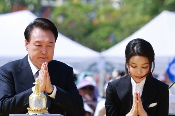 ▲윤석열 대통령 부부가 지난 19일 경기 양주시 회암사지에서 열린 '회암사 사리 이운 기념 문화축제 및 삼대화상 다례재'에 참석해 합장하고 있다. ⓒ연합뉴스