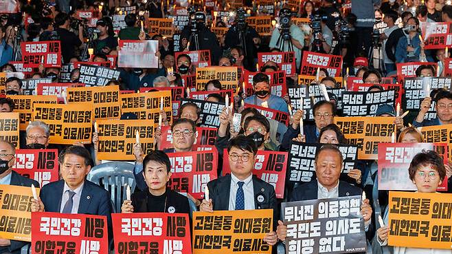 '대한민국 정부 한국 의료 사망선고 촛불집회'에 참가한 의사들