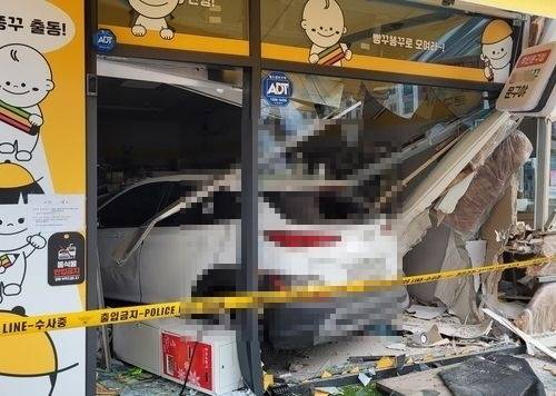 지난달 29일 오전 충북 진천군에서 20대 여성 음주 운전자가 상가로 돌진하는 사고를 낸 현장 모습. 충북경찰청