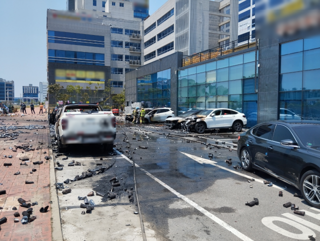 31일 오전 11시 36분께 부산 강서구 명지 신도시 식자재 마트 인근 공터에 쌓아놓은 부탄가스에서 발생한 것으로 추정되는 화재가 발생해 현장 곳곳에 잔해가 흩어져 있다. 사진제공=부산경찰청