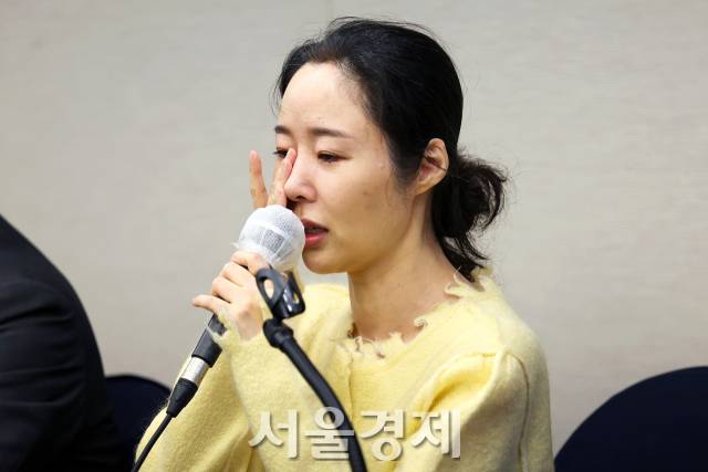 하이브 산하 레이블 어도어 민희진 대표가 31일 오후 서울 중구 한국프레스센터에서 진행된 임시주주총회 관련 기자회견에서 눈물을 닦고 있다. 김규빈 기자