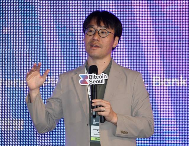 김동섭 한국은행 디지털화폐기획팀장이 31일 서울 성동구 피치스 도원에서 열린 비트코인 서울 2024에서 ‘디지털 혁신과 금융 패러다임의 전환’을 주제로 강연하고 있다. 성형주 기자