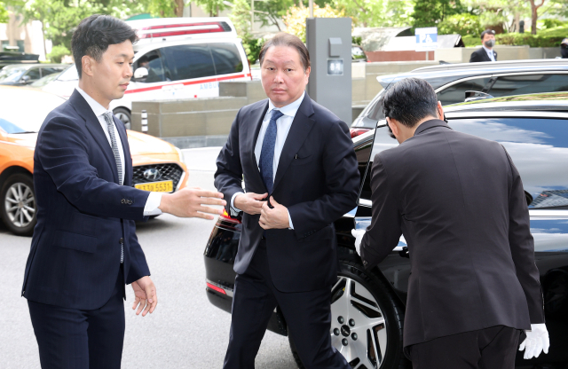 최태원(가운데) SK 회장이 28일 서울 중구의 한 호텔에서 열린 무함마드 빈 자이드 알나하얀 아랍에미리트(UAE) 대통령과의 간담회에 참석하고 있다. 연합뉴스