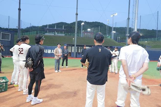 충남도민체육대회 출전선수를 격려하는 한남교 천안시체육회장 ⓒ천안시 제공