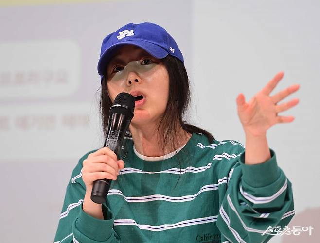 어도어 경영권을 둘러싼 모회사 하이브와 민희진 어도어 대표간 ‘내홍’이 미궁에 빠졌다. 31일 민 대표 해임안이 요지인 
어도어 임시주주총회가 열리는 가운데, 민 대표 측이 법원에 제기한 하이브 의결권 행사 금지 가처분 신청이 ‘인용’으로 결정돼 
새로운 국면에 접어들었다. 스포츠동아DB