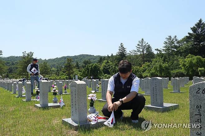 LIG넥스원, '호국보훈의 달' 앞두고 현충원 묘역정화 봉사활동 (서울=연합뉴스) LIG넥스원 신입사원이 31일 호국보훈의 달을 앞두고 국립서울현충원 묘역정화 활동을 벌이고 있다. 2024.5.31 [LIG넥스원 제공. 재판매 및 DB 금지] photo@yna.co.kr