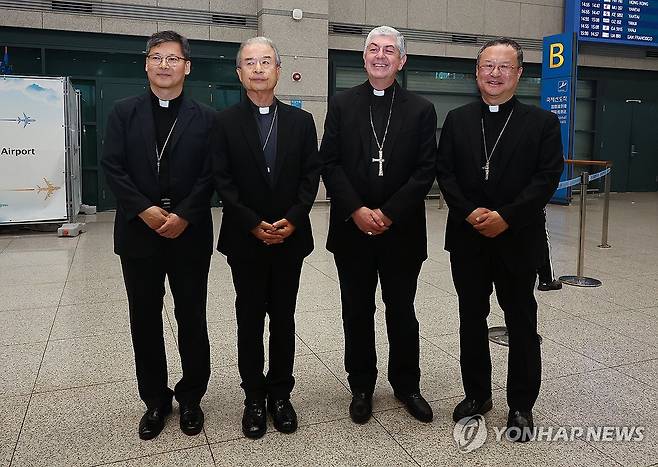 주교들과 기념사진 찍는 신임 주한 교황대사 가스파리 대주교 (영종도=연합뉴스) 서대연 기자 = 제12대 대한민국 주재 교황대사로 임명된 조반니 가스파리 대주교(왼쪽 세번째)가 31일 오후 인천국제공항 제1여객터미널을 통해 입국한 뒤 한국천주교주교회의 의장 이용훈 주교(왼쪽 두번째), 서울대교구장 정순택 대주교(왼쪽 첫번째), 인천교구장 정신철 주교와 기념사진을 찍고 있다. 2024.5.31 dwise@yna.co.kr